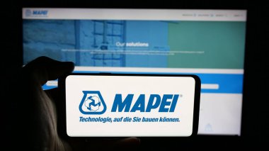 Stuttgart, Almanya - 05-31-2025: İtalyan kimya şirketi Mapei S.P.A. 'nın logosunun bulunduğu cep telefonu web sayfası önünde ekranda. Telefon ekranına odaklan.