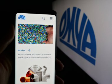 Stuttgart, Almanya - 05-31-2025: İsviçreli sanayi mineralleri şirketi Omya AG 'nin web sitesi ile akıllı telefon sahibi kişi logonun önünde ekranda. Telefon ekranının merkezine odaklan.