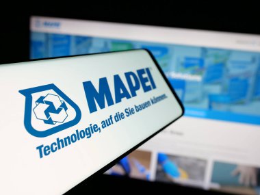 Stuttgart, Almanya - 05-31-2025: İtalyan kimya şirketi Mapei S.P.A. 'nın logosuna sahip akıllı telefon web sitesinin önünde ekranda. Telefon ekranının merkez soluna odaklan.