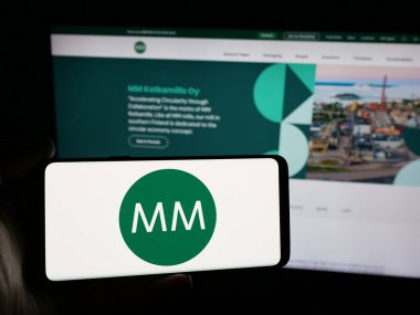Stuttgart, Almanya - 05-31-2025: Avusturyalı Mayr-Melnhof Karton AG (MM) şirketinin logosunu taşıyan kişi web sitesinin önünde ekranda. Telefon ekranına odaklan.
