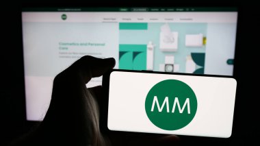 Stuttgart, Almanya - 05-31-2025: Avusturyalı Mayr-Melnhof Karton AG (MM) şirketinin logosunun bulunduğu cep telefonu web sayfası önünde duruyor. Telefon ekranına odaklan.