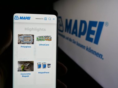 Stuttgart, Almanya - 05-31-2025: İtalyan kimya şirketi Mapei S.P.A. 'nın web sitesi ile akıllı telefon sahibi kişi logo önünde ekranda. Telefon ekranının merkezine odaklan.