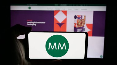 Stuttgart, Almanya - 05-31-2025: Avusturyalı Mayr-Melnhof Karton AG (MM) şirketinin logosunun bulunduğu cep telefonu web sayfası önünde. Telefon ekranına odaklan.