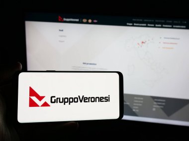 Stuttgart, Almanya - 05-31-2025: İtalyan gıda şirketi Veronesi Holding S.P.A 'nın logosuna sahip kişi web sitesinin önünde ekranda. Telefon ekranına odaklan.
