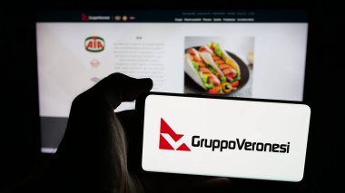 Stuttgart, Almanya - 05-31-2025: İtalyan gıda şirketi Veronesi Holding S.P.A 'nın logosunun bulunduğu cep telefonu web sayfası önünde ekranda. Telefon ekranına odaklan.