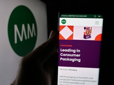 Stuttgart, Almanya - 05-31-2025: Avusturyalı Mayr-Melnhof Karton AG (MM) şirketinin web sayfası logonun önünde duran kişi. Telefon ekranının merkezine odaklan.
