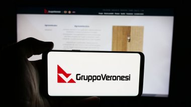 Stuttgart, Almanya - 05-31-2025: İtalyan gıda şirketi Veronesi Holding S.P.A 'nın logosunun bulunduğu cep telefonu web sayfası önünde ekranda. Telefon ekranına odaklan.