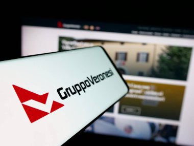 Stuttgart, Almanya - 05-31-2025: İtalyan gıda şirketi Veronesi Holding S.P.A 'nın logosuna sahip akıllı telefon web sitesinin önünde ekranda. Telefon ekranının soluna odaklan.