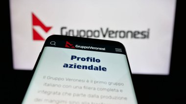 Stuttgart, Almanya - 05-31-2025: İtalyan gıda şirketi Veronesi Holding S.P.A 'nın web sitesiyle birlikte logo önünde cep telefonu. Telefon ekranının sol üst kısmına odaklan.