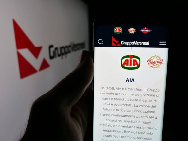 Stuttgart, Almanya - 05-31-2025: İtalyan gıda şirketi Veronesi Holding S.P.A 'nın internet sayfası olan cep telefonu logosu önünde ekranda. Telefon ekranının merkezine odaklan.