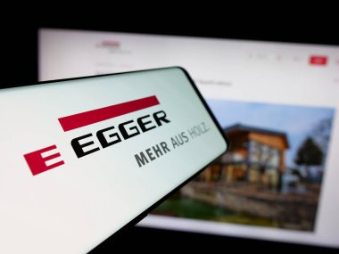 Stuttgart, Almanya - 05-31-2025: Avusturyalı Egger Holzwerkstoffe GmbH şirketinin logosuna sahip akıllı telefon web sitesinin önünde ekranda. Telefon ekranının merkez soluna odaklan.