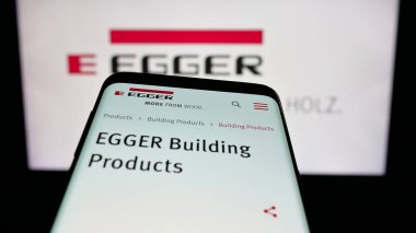 Stuttgart, Almanya - 05-31-2025: Avusturyalı Egger Holzwerkstoffe GmbH şirketinin web sitesiyle birlikte cep telefonu logonun önünde ekranda. Telefon ekranının sol üst kısmına odaklan.