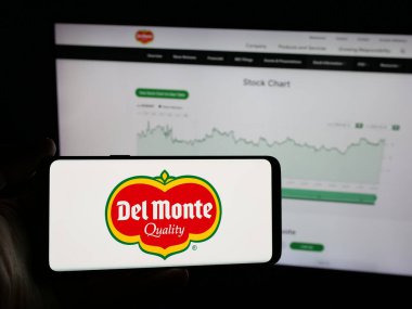 Stuttgart, Almanya - 05-31-2025: ABD Gıda şirketi Fresh Del Monte Produce Inc. 'in logosunu elinde tutan kişi web sitesinin önünde ekranda. Telefon ekranına odaklan.