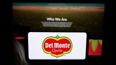 Stuttgart, Almanya - 05-31-2025: ABD Gıda şirketi Fresh Del Monte Produce Inc. 'in logosunun bulunduğu cep telefonu web sayfası önünde ekranda. Telefon ekranına odaklan.