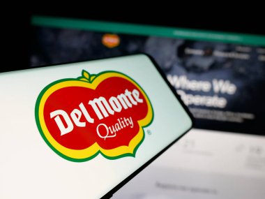 Stuttgart, Almanya - 05-31-2025: ABD gıda şirketi Fresh Del Monte Produce Inc. 'in logosuna sahip akıllı telefon web sitesinin önünde ekranda. Telefon ekranının merkez soluna odaklan.