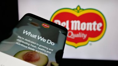 Stuttgart, Almanya - 05-31-2025: ABD gıda şirketi Fresh Del Monte Produce Inc. 'nin web sitesiyle birlikte cep telefonu logonun önünde ekranda. Telefon ekranının sol üst kısmına odaklan.