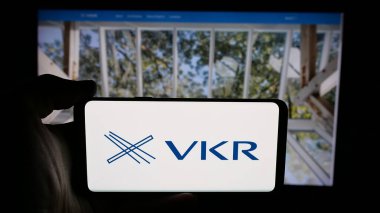 Stuttgart, Almanya - 05-31-2025: Danimarkalı yatırım şirketi VKR Holding AS 'nin logosunun bulunduğu cep telefonu web sayfası önünde ekranda. Telefon ekranına odaklan.