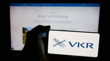 Stuttgart, Almanya - 05-31-2025: Danimarkalı yatırım şirketi VKR Holding AS 'nin logosunun bulunduğu cep telefonu web sayfası önünde ekranda. Telefon ekranına odaklan.