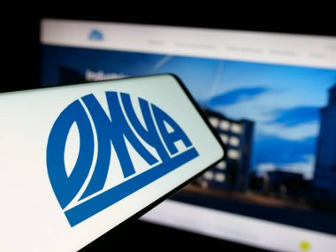 Stuttgart, Almanya - 05-31-2025: İsviçreli sanayi mineralleri şirketi Omya AG 'nin logosuna sahip akıllı telefon web sitesinin önünde ekranda. Telefon ekranının merkez soluna odaklan.