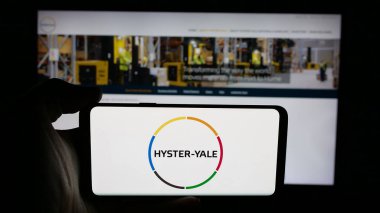 Stuttgart, Almanya - 06-01-2025: Web sayfasının önünde Hyster-Yale Material Handling Inc. şirketinin logosunu elinde tutan kişi. Telefon ekranına odaklan.