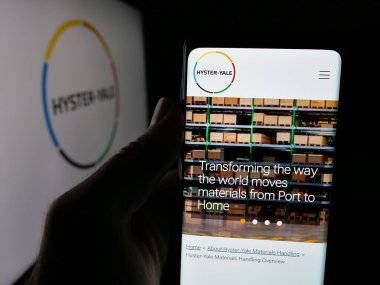 Stuttgart, Almanya - 06-01-2025: Hyster-Yale Material Handling Inc. şirketinin web sayfası logonun önünde duran kişi. Telefon ekranının merkezine odaklan.