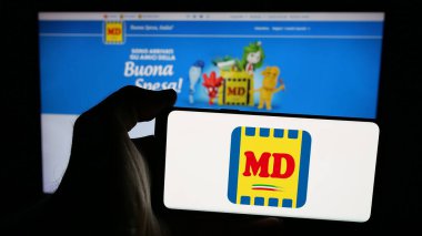 Stuttgart, Almanya - 06-01-2025: İtalyan süpermarket şirketi MD S.P.A 'nın logosunun bulunduğu cep telefonu web sayfasının önünde duruyor. Telefon ekranına odaklan.