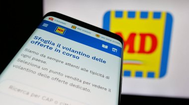 Stuttgart, Almanya - 06-01-2025: İtalyan süpermarket şirketi MD S.P.A. 'nın web sitesi logonun önünde ekranda. Telefon ekranının sol üst kısmına odaklan.