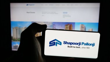 Stuttgart, Almanya - 06-01-2025: Hint firması Shapoorji Pallonji Group 'un logosunun bulunduğu cep telefonu web sayfası önünde ekranda. Telefon ekranına odaklan.