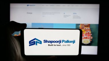 Stuttgart, Almanya - 06-01-2025: Hint firması Shapoorji Pallonji Group 'un logosunun bulunduğu cep telefonu web sayfası önünde ekranda. Telefon ekranına odaklan.