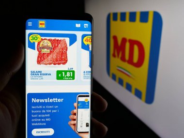 Stuttgart, Almanya - 06-01-2025: İtalyan süpermarket şirketi MD S.P.A 'nın web sayfası olan cep telefonu logonun önünde ekranda. Telefon ekranının merkezine odaklan.