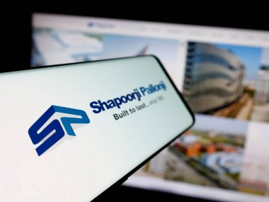 Stuttgart, Almanya - 06-01-2025: Hint firması Shapoorji Pallonji Group 'un logosuna sahip akıllı telefon web sitesinin önünde ekranda. Telefon ekranının merkez soluna odaklan.