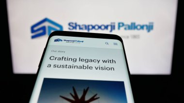 Stuttgart, Almanya - 06-01-2025: Hint firması Shapoorji Pallonji Group 'un web sitesiyle birlikte logo önünde cep telefonu. Telefon ekranının sol üst kısmına odaklan.
