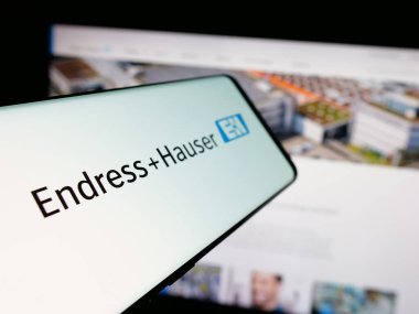 Stuttgart, Almanya - 06-01-2025: İsviçreli otomasyon şirketi Endress Hauser AG 'nin logosuna sahip akıllı telefon web sitesinin önünde ekranda. Telefon ekranının merkez soluna odaklan.