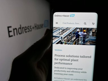 Stuttgart, Almanya - 06-01-2025: İsviçreli otomasyon şirketi Endress Hauser AG 'nin web sayfası olan cep telefonu logosu önünde ekranda. Telefon ekranının merkezine odaklan.