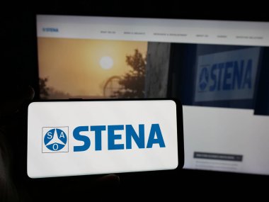 Stuttgart, Almanya - 06-01-2025: İsveçli geri dönüşüm şirketi Stena Metall AB 'nin logosunu taşıyan kişi web sitesinin önünde ekranda. Telefon ekranına odaklan.