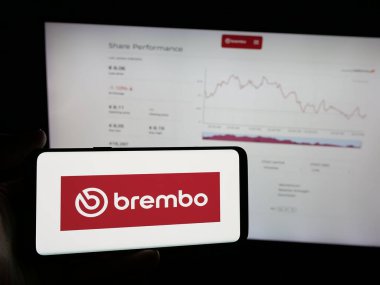 Stuttgart, Almanya - 06-01-2025: İtalyan otomotiv şirketi Brembo N.V. 'nin logosunu taşıyan kişi web sitesinin önünde ekranda. Telefon ekranına odaklan.