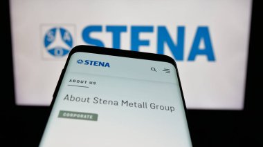 Stuttgart, Almanya - 06-01-2025: İsveçli geri dönüşüm şirketi Stena Metall AB 'nin web sitesi bulunan cep telefonu logonun önünde ekranda. Telefon ekranının sol üst kısmına odaklan.