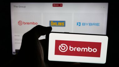 Stuttgart, Almanya - 06-01-2025: İtalyan otomotiv şirketi Brembo N.V. 'nin logosunu taşıyan cep telefonu web sitesinin önünde. Telefon ekranına odaklan.