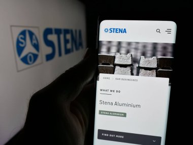 Stuttgart, Almanya - 06-01-2025: Cep telefonunda İsveçli geri dönüşüm şirketi Stena Metall AB 'nin web sayfası bulunan kişi logonun önünde ekranda. Telefon ekranının merkezine odaklan.