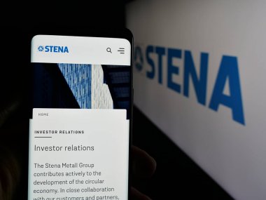 Stuttgart, Almanya - 06-01-2025: İsveçli geri dönüşüm şirketi Stena Metall AB 'nin web sayfası ile akıllı telefon sahibi kişi logonun önünde ekranda. Telefon ekranının merkezine odaklan.