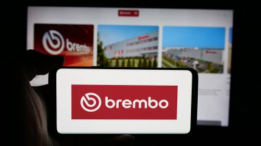 Stuttgart, Almanya - 06-01-2025: İtalyan otomotiv şirketi Brembo N.V. 'nin logosunun bulunduğu cep telefonu web sayfası önünde ekranda. Telefon ekranına odaklan.