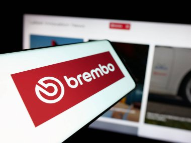 Stuttgart, Almanya - 06-01-2025: İtalyan otomotiv şirketi Brembo N.V. 'nin logosuna sahip akıllı telefon web sitesinin önünde ekranda. Telefon ekranının merkez soluna odaklan.