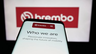 Stuttgart, Almanya - 06-01-2025: İtalyan otomotiv şirketi Brembo NV 'nin web sitesiyle birlikte logo önünde ekranda. Telefon ekranının sol üst kısmına odaklan.