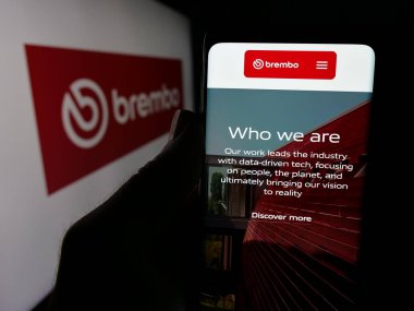 Stuttgart, Almanya - 06-01-2025: İtalyan otomotiv şirketi Brembo N.V. 'nin web sayfası olan cep telefonu logonun önünde ekranda. Telefon ekranının merkezine odaklan.