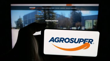 Stuttgart, Almanya - 06-01-2025: Şilili gıda şirketi Agrosuper S.A. 'nın logosunun bulunduğu cep telefonu web sayfası önünde ekranda. Telefon ekranına odaklan.
