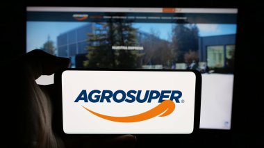 Stuttgart, Almanya - 06-01-2025: Şilili gıda şirketi Agrosuper S.A. 'nın logosunun bulunduğu cep telefonu web sayfası önünde ekranda. Telefon ekranına odaklan.