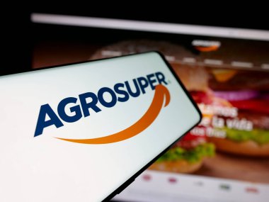Stuttgart, Almanya - 06-01-2025: İnternet sitesinin önünde üzerinde Şilili gıda şirketi Agrosuper S.A. 'nın logosu bulunan akıllı telefon. Telefon ekranının merkez soluna odaklan.