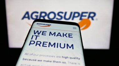 Stuttgart, Almanya - 06-01-2025: Şilili gıda şirketi Agrosuper S.A. 'nın web sitesi logonun önünde ekranda. Telefon ekranının sol üst kısmına odaklan.