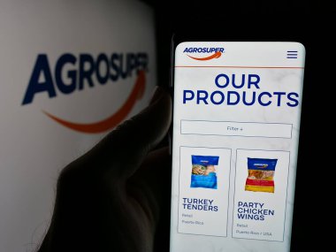 Stuttgart, Almanya - 06-01-2025: Şilili gıda şirketi Agrosuper S.A. 'nın internet sayfası olan cep telefonu logosu önünde ekranda. Telefon ekranının merkezine odaklan.