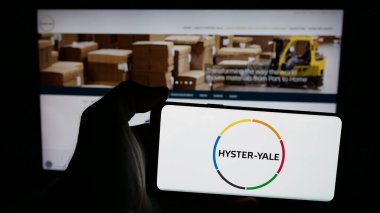 Stuttgart, Almanya - 06-01-2025: Web sayfasının önünde Hyster-Yale Material Handling Inc. şirketinin logosunu elinde tutan kişi. Telefon ekranına odaklan.